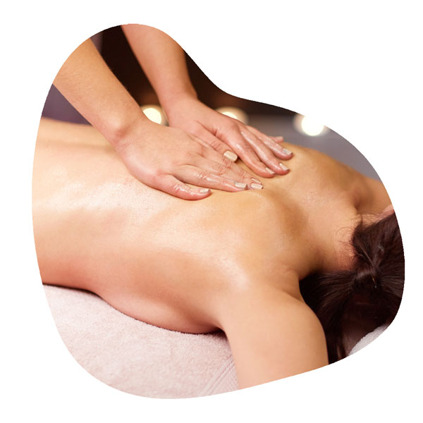 Imagem ilustrativa de cliente recebendo massagem nas costas